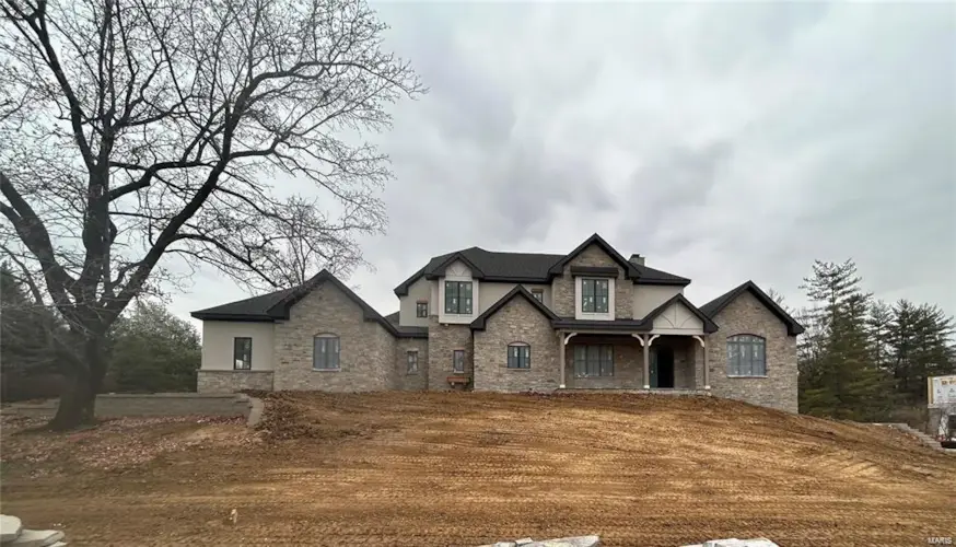 18 Williamsburg Estates Drive, Town and Country, MO 63131
