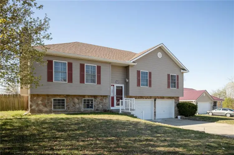 1805 W 7th St Court, Knob Noster, MO 65336