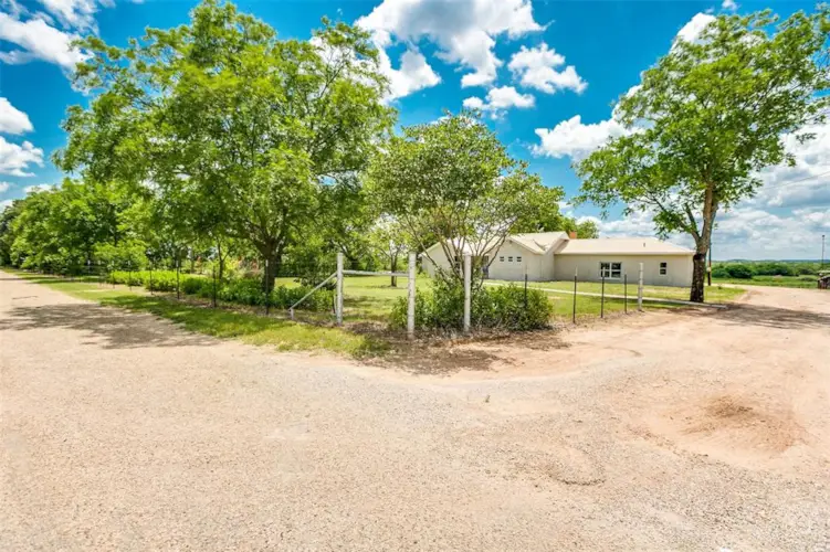 718 County RD, Ovalo, TX 79541