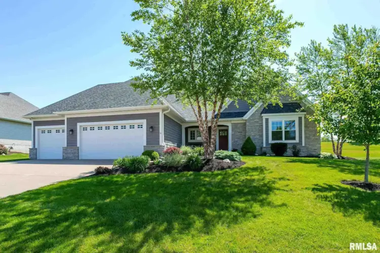 17 COUNTRY CLUB Court, Le Claire, IA 52753