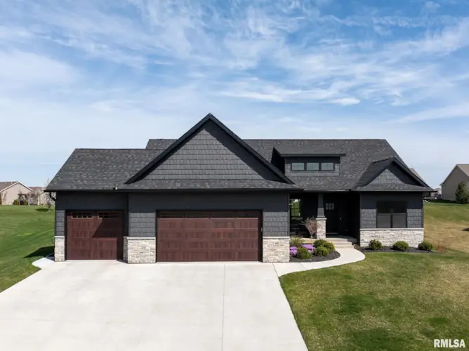 41 COUNTRY CLUB Court, Le Claire, IA 52753